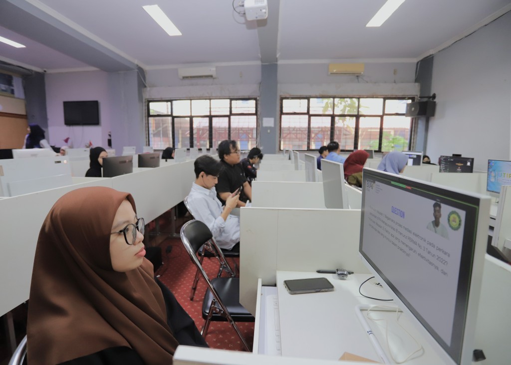 Para panitia saat menjalankan tugas.