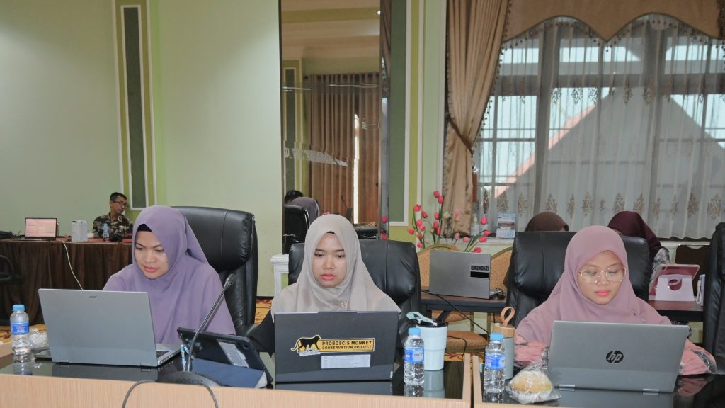 Para pegawai saat mengikuti persiapan.