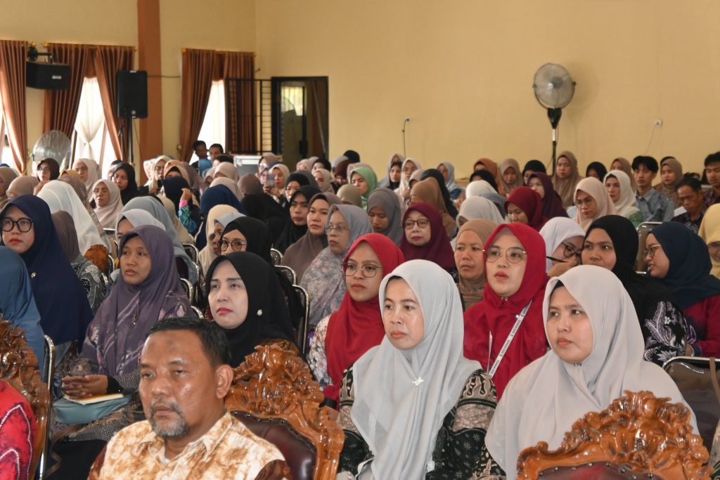 Para peserta mengikuti acara.