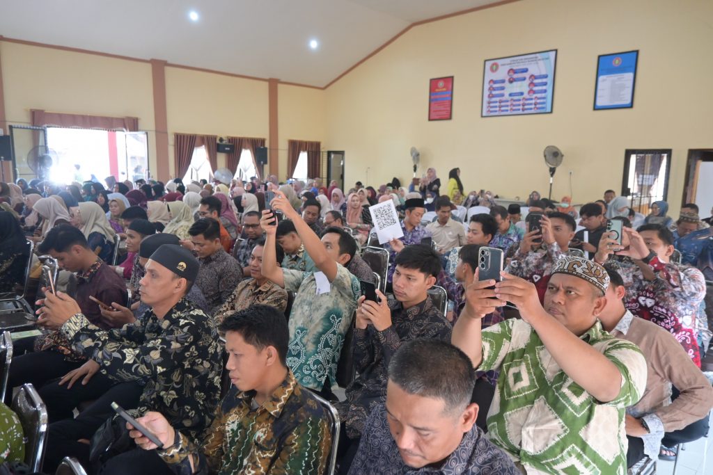 Para peserta saat diajak mengikuti kuis.