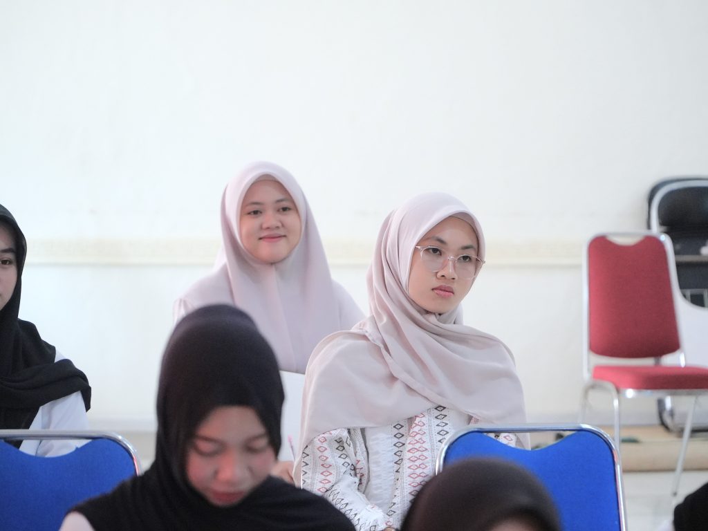 Para peserta saat mendengarkan paparan materi.