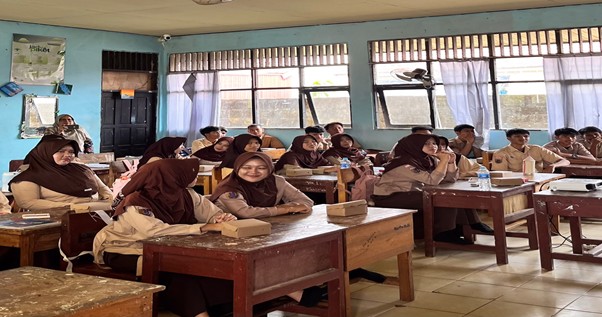 Para siswa saat mengikuti sosialisasi.