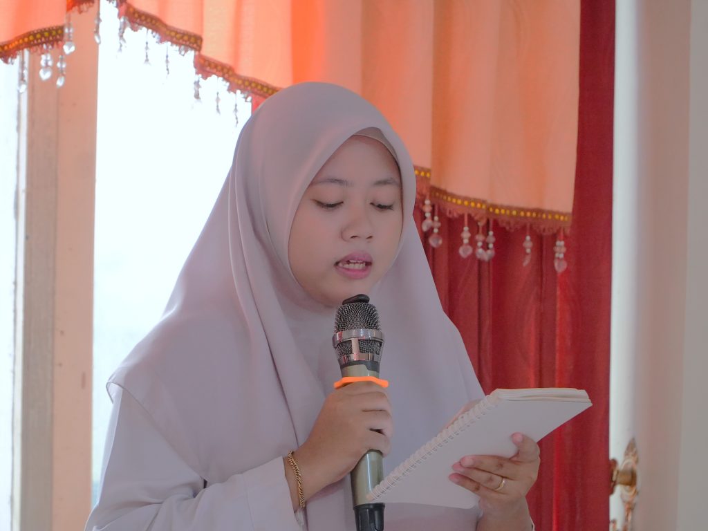 Pembawa acara.