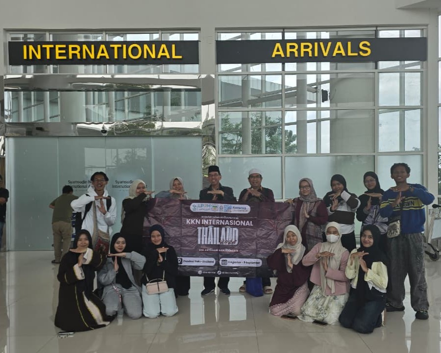 Penyambutan kedatangan mahasiswa oleh Pimpinan LP2M dan jajaran.