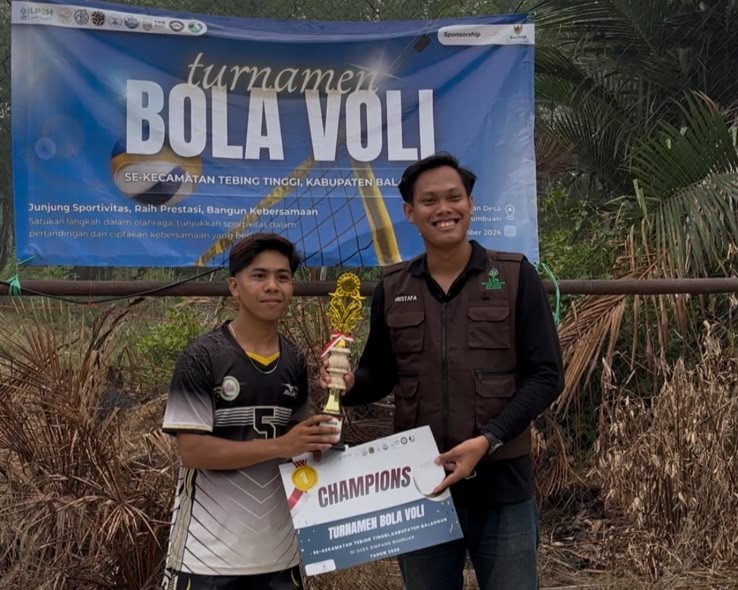 Penyerahan penghargaan untuk juara voli.