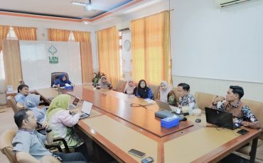 Perwakilan dari Satuan Pengawas Internal, Bagian Umum, dan Keuangan saat mengikuti rapat, Rabu (23/09/2026).