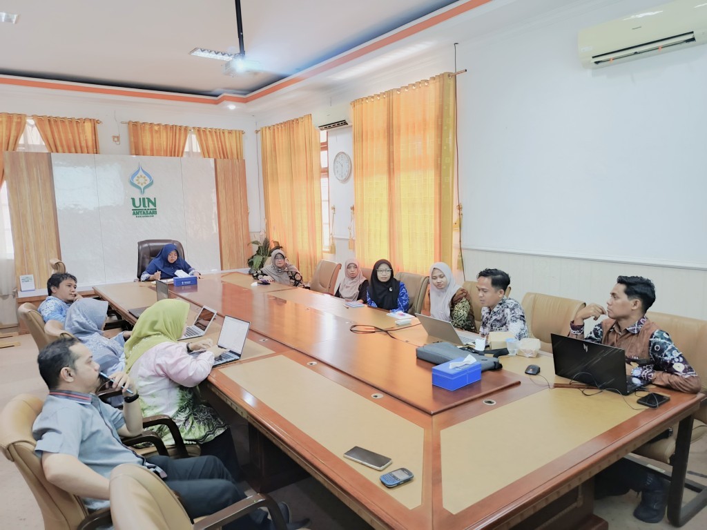 Perwakilan dari Satuan Pengawas Internal, Bagian Umum, dan Keuangan saat mengikuti rapat, Rabu (23/09/2026).
