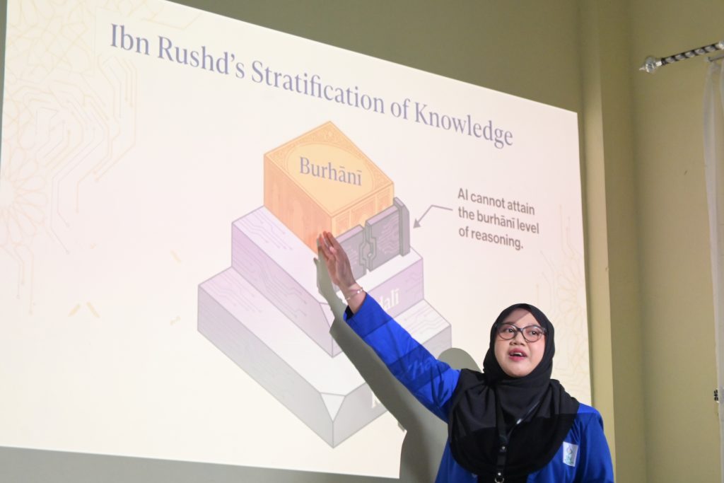 Peserta saat mempresentasikan artikelnya.