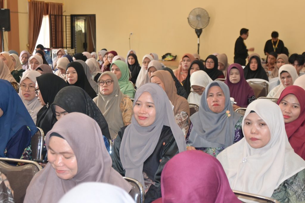 Peserta saat mengikuti seminar.