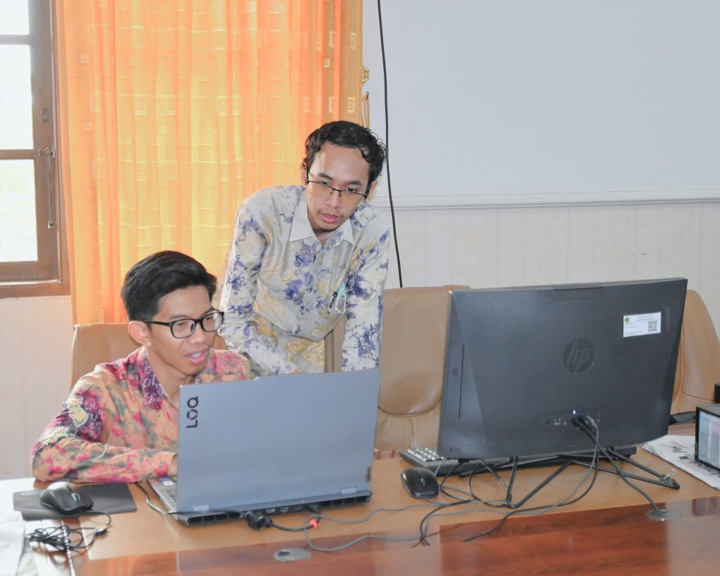 Petugas PPID Pascasarjana saat mendapat pendampingan dari Aulia Akbar Setyogomo, S.Kom, 24 September 2026.