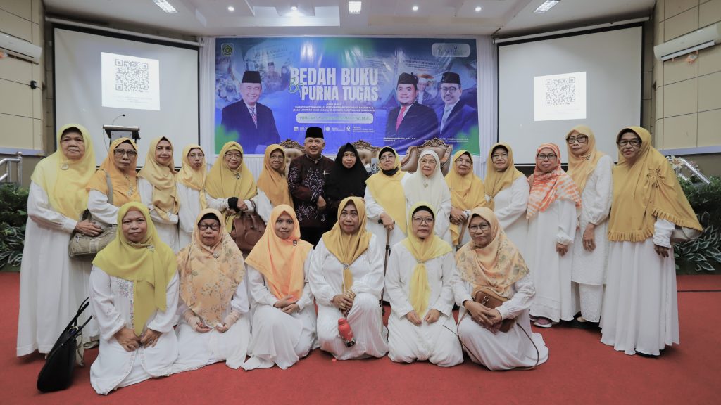 Prof. Dr. H. Abdul Hafiz Anshary AZ., M.A. berfoto bersama ibu-ibu majelis.