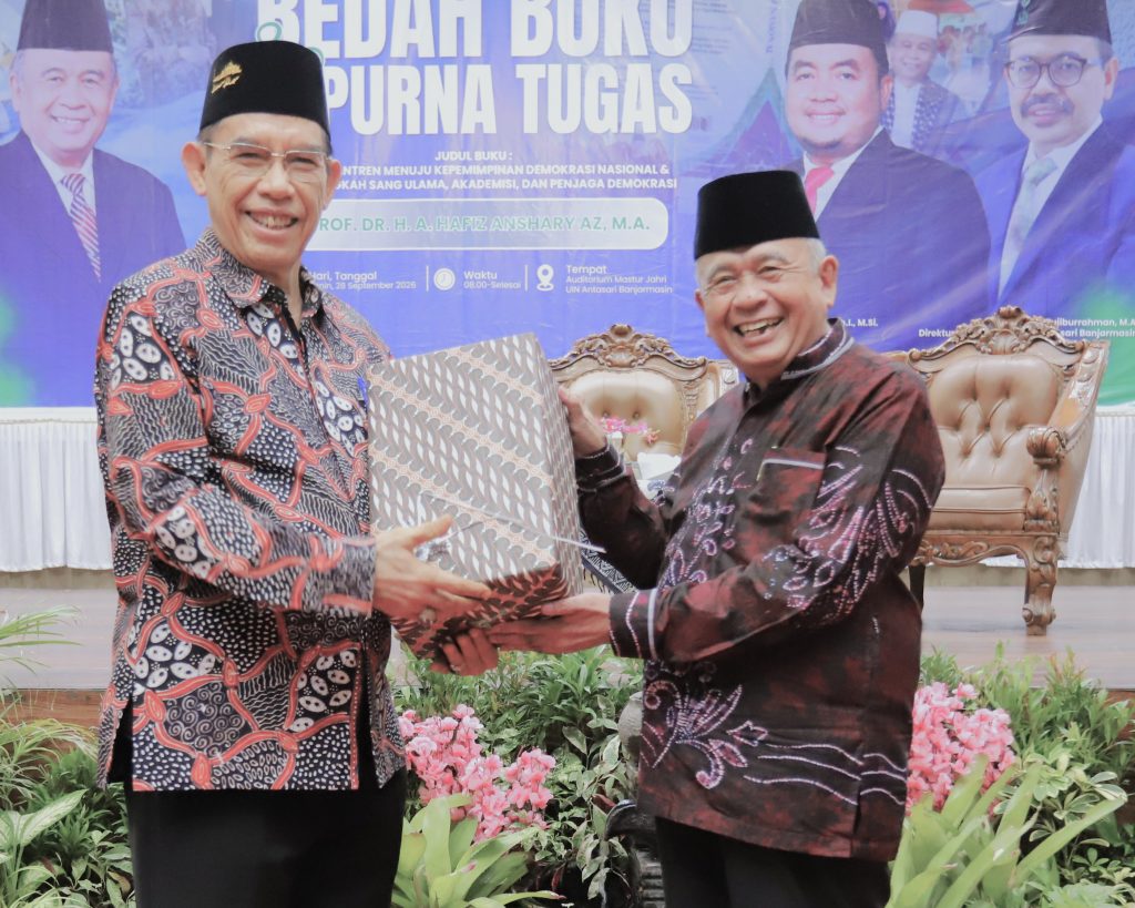 Prof. Dr. H. Ahmad Thib Raya, M.A. saat menyerahkan kenang-kenangan.