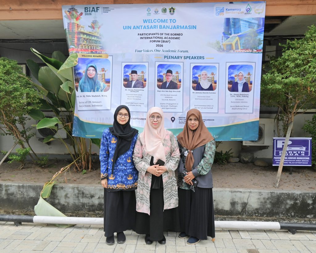 Rektor Prof. Dr. Hj. Nida Mufidah, M.Pd. saat berfoto bersama Ruhida, S.Pd. dan Kasubbag TU Pascasarjana usai berkeliling.