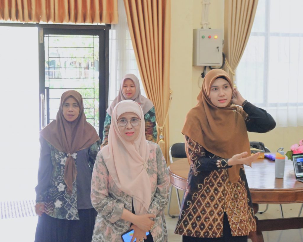 Rektor Prof. Dr. Hj. Nida Mufidah, M.Pd. saat berkeliling memantau sesi paralel.