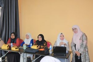 Rektor Prof. Dr. Hj. Nida Mufidah, M.Pd. saat ikut mendengarkan presentasi sesi paralel ok.