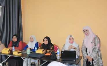 Rektor Prof. Dr. Hj. Nida Mufidah, M.Pd. saat ikut mendengarkan presentasi sesi paralel ok.