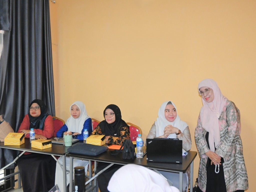 Rektor Prof. Dr. Hj. Nida Mufidah, M.Pd. saat ikut mendengarkan presentasi sesi paralel ok.