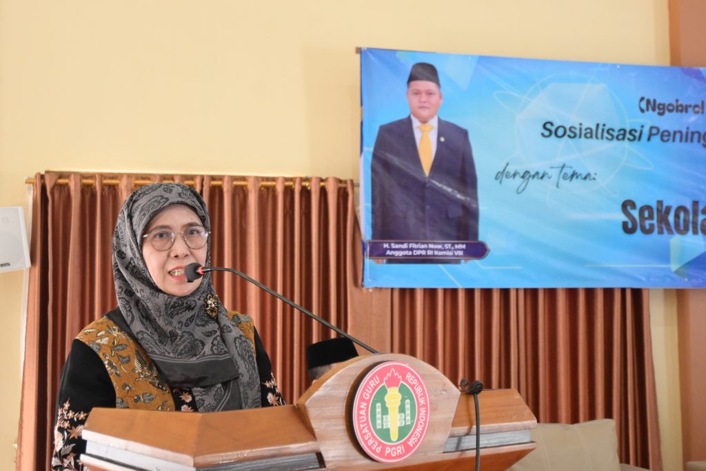 Rektor Prof. Dr. Hj. Nida Mufidah, M.Pd. saat memberikan sambutan.