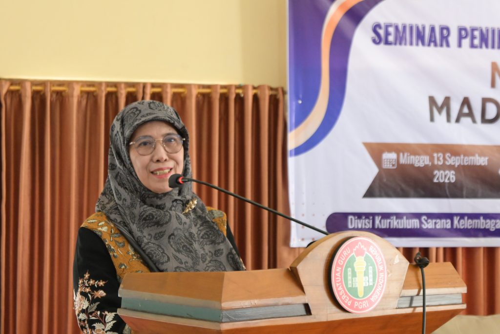 Rektor Prof. Dr. Hj. Nida Mufidah, M.Pd. saat memberikan sambutan.