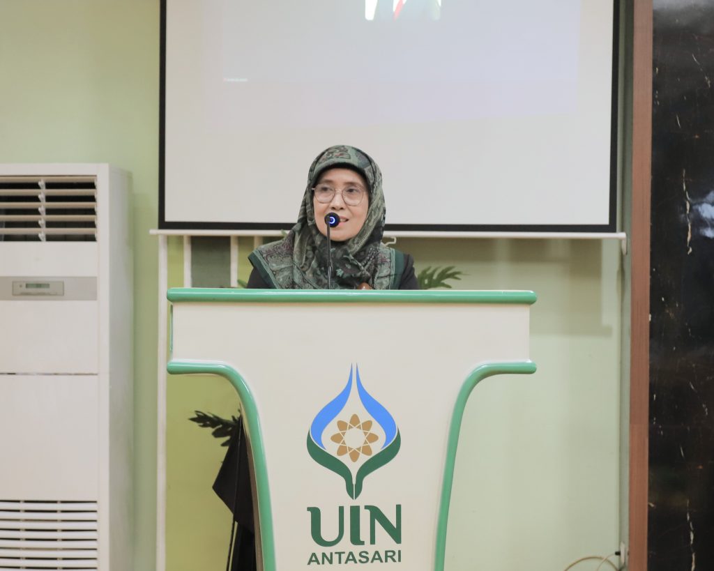 Rektor Prof. Dr. Hj. Nida Mufidah, M.Pd. saat memberikan sambutan.