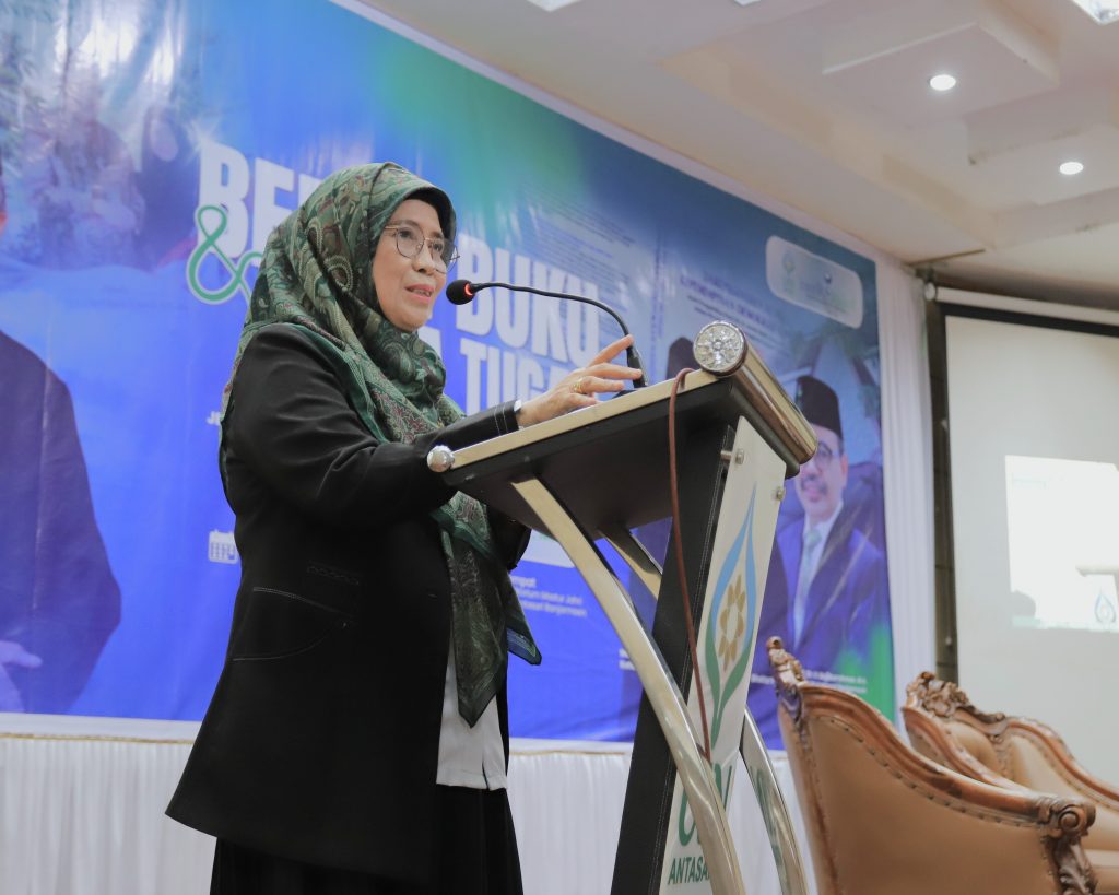 Rektor Prof. Dr. Hj. Nida Mufidah, M.Pd. saat memberikan sambutan.