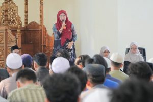 Rektor Prof. Dr. Hj. Nida Mufidah, M.Pd. saat membuka acara. Rektor Prof. Dr. Hj. Nida Mufidah, M.Pd. saat membuka acara.