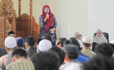 Rektor Prof. Dr. Hj. Nida Mufidah, M.Pd. saat membuka acara.