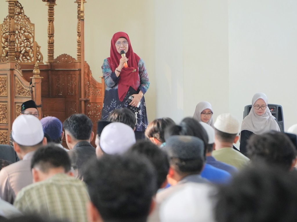 Rektor Prof. Dr. Hj. Nida Mufidah, M.Pd. saat membuka acara.