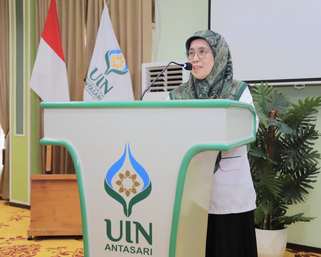 Rektor Prof. Dr. Hj. Nida Mufidah, M.Pd. saat membuka acara.