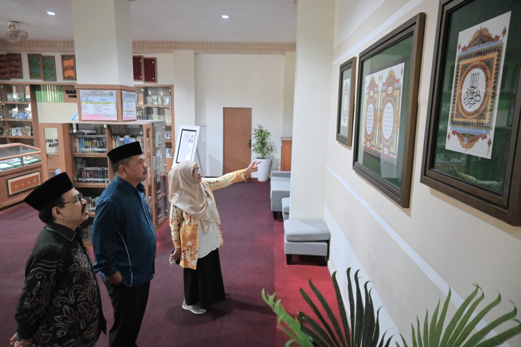 Rektor saat memperlihatkan karya kaligrafi bernuansa lokal.