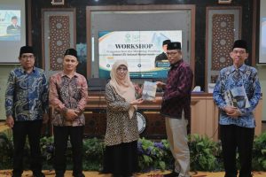 Rektor saat menyerahkan kenang-kenangan.