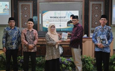 Rektor saat menyerahkan kenang-kenangan.