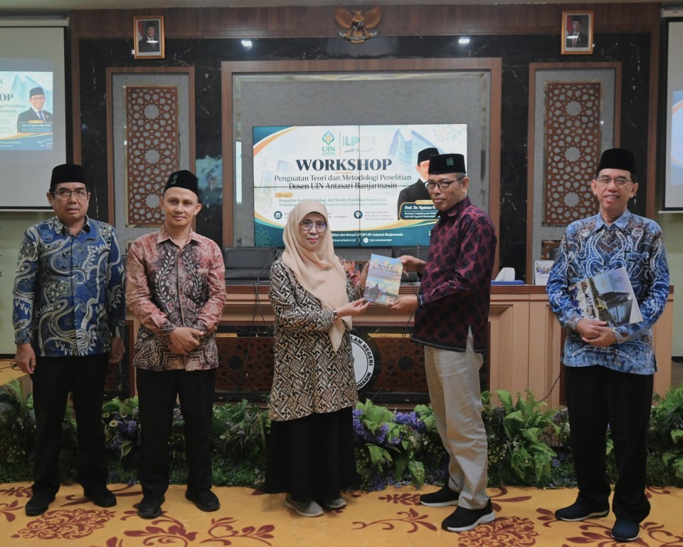 Rektor saat menyerahkan kenang-kenangan.