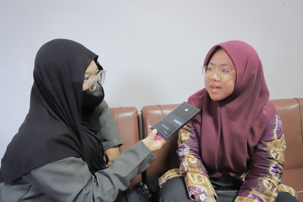 Sofia Mawaddah al Insyirah, M.Ag. saat diwawancarai Humas.