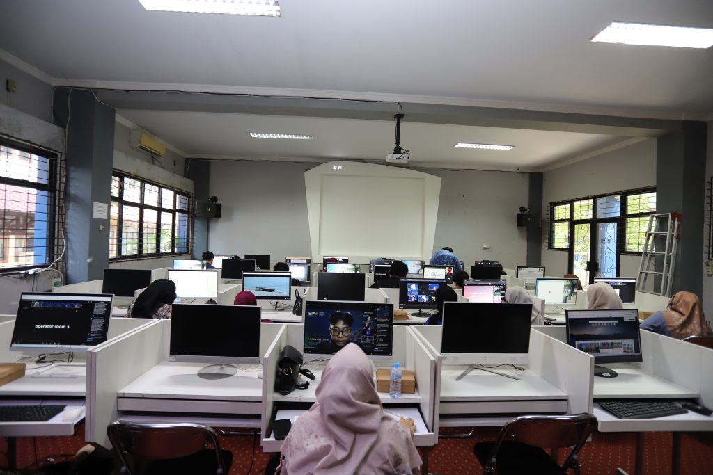Suasana Laboratorium Komputer.