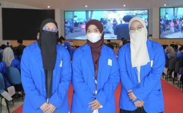 Tiga mahasiswi Thailand saat bersiap mengikuti KKN di Kalsel.