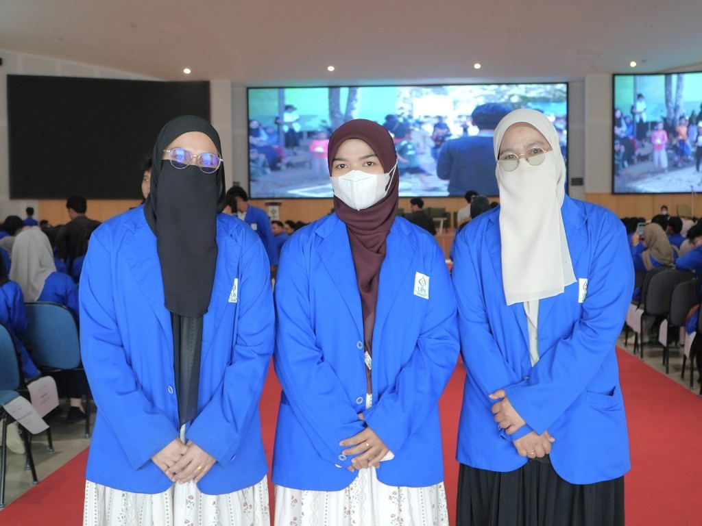 Tiga mahasiswi Thailand saat bersiap mengikuti KKN di Kalsel.