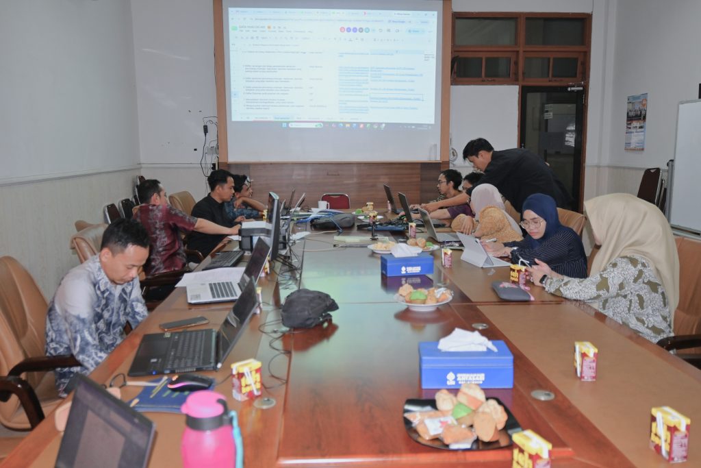 Tim dari Kerja Sama, Kepegawaian, dan Keuangan saat ikut membantu penuntasan laporan, 25 September 2026.