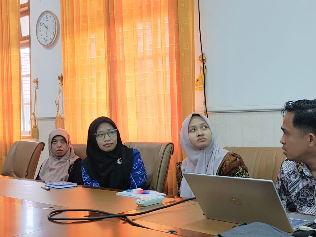 Tim dari SPI dan Bagian Umum saat mendengarkan arahan.