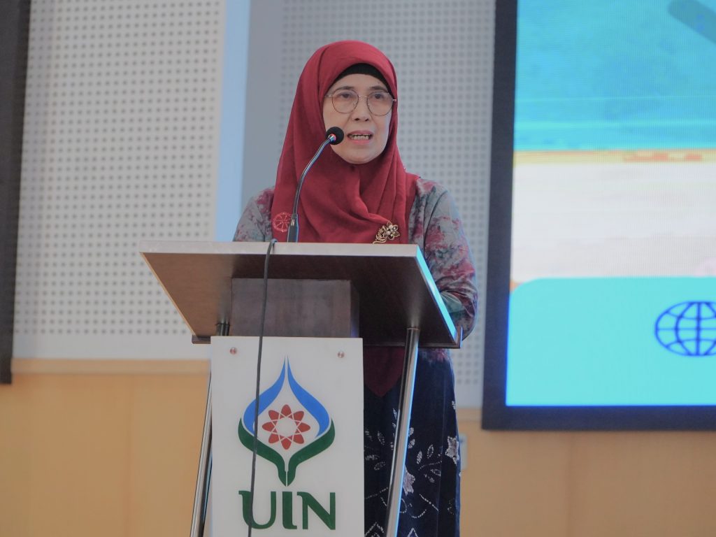 Rektor Prof. Dr. Hj. Nida Mufidah, M.Pd. saat memberikan arahan.