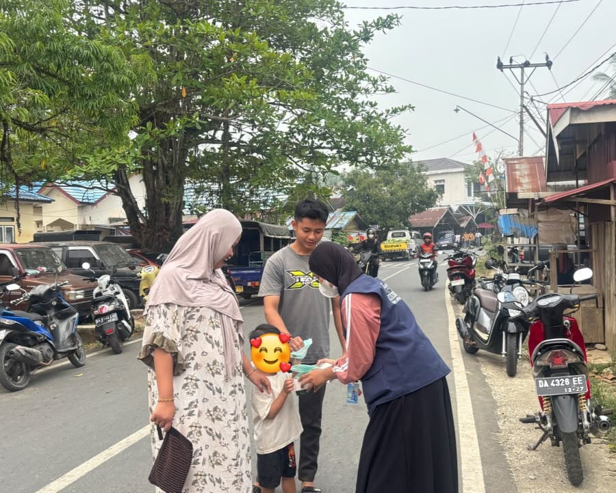 Warga saat mendapat masker gratis.