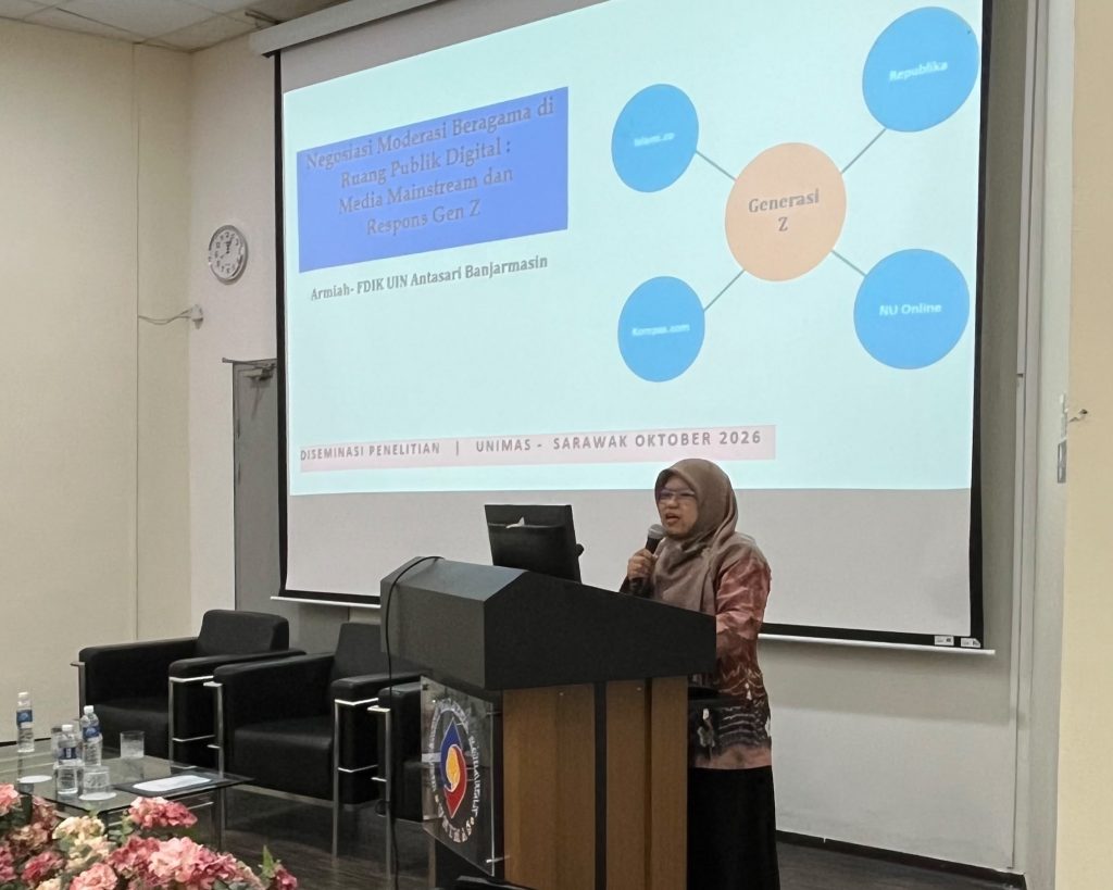 Armiah, S.I.P., M.Si. saat presentasi.
