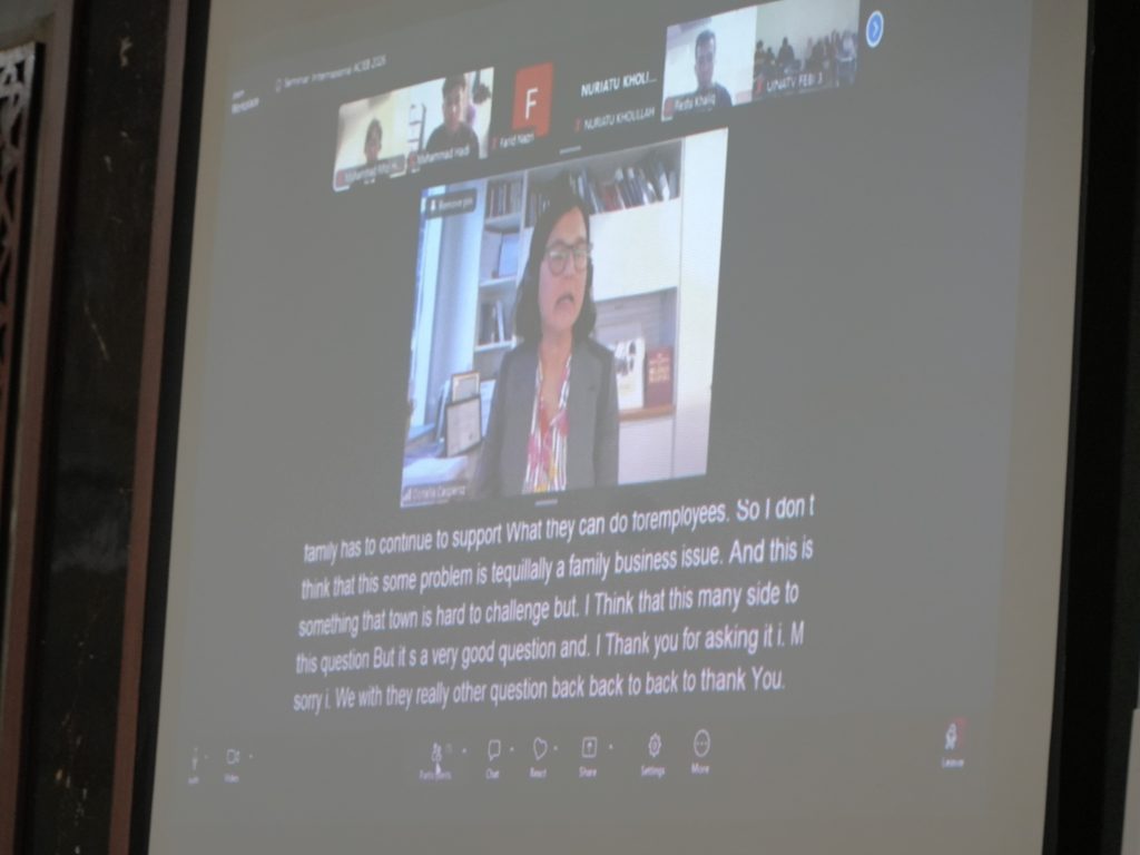 Assoc. Prof. Dr. Donella Caspersz, SFHEA saat memaparkan materi.