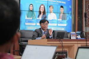 Assoc. Prof. Dr. Muhammad Roil Bilad, Ph.D. saat memaparkan materi. Assoc. Prof. Dr. Muhammad Roil Bilad, Ph.D. saat memaparkan materi.
