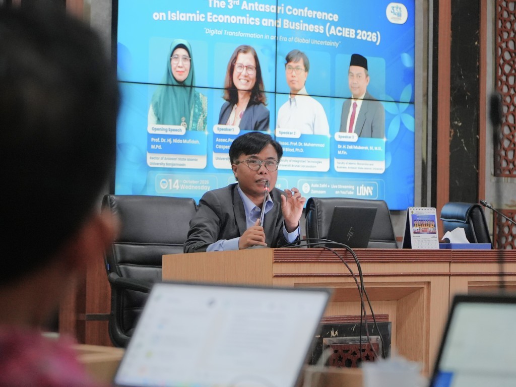 Assoc. Prof. Dr. Muhammad Roil Bilad, Ph.D. saat memaparkan materi.