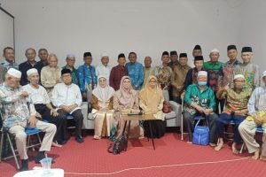 Bapak-Bapak Ikpensari saat berfoto bersama Rektor. Bapak-Bapak Ikpensari saat berfoto bersama Rektor.