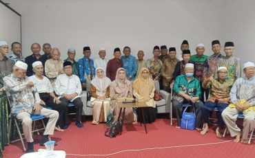 Bapak-Bapak Ikpensari saat berfoto bersama Rektor.