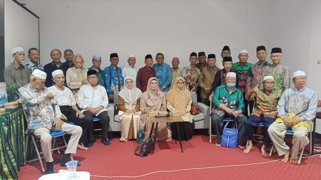 Bapak-Bapak Ikpensari saat berfoto bersama Rektor.