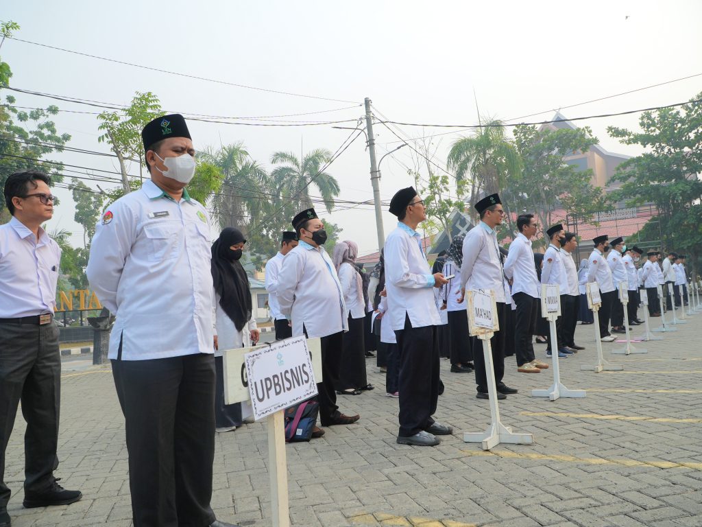 Barisan peserta apel.