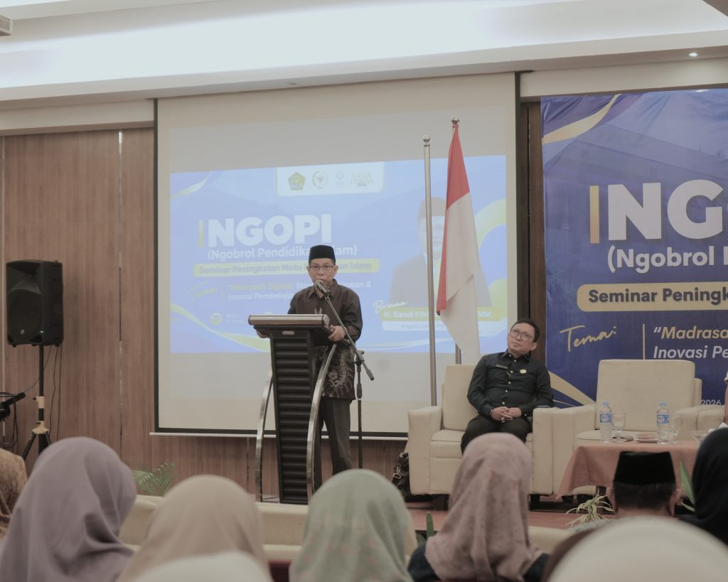 Dekan Dr. H. Hamdan, M.Pd. saat memberikan sambutan.